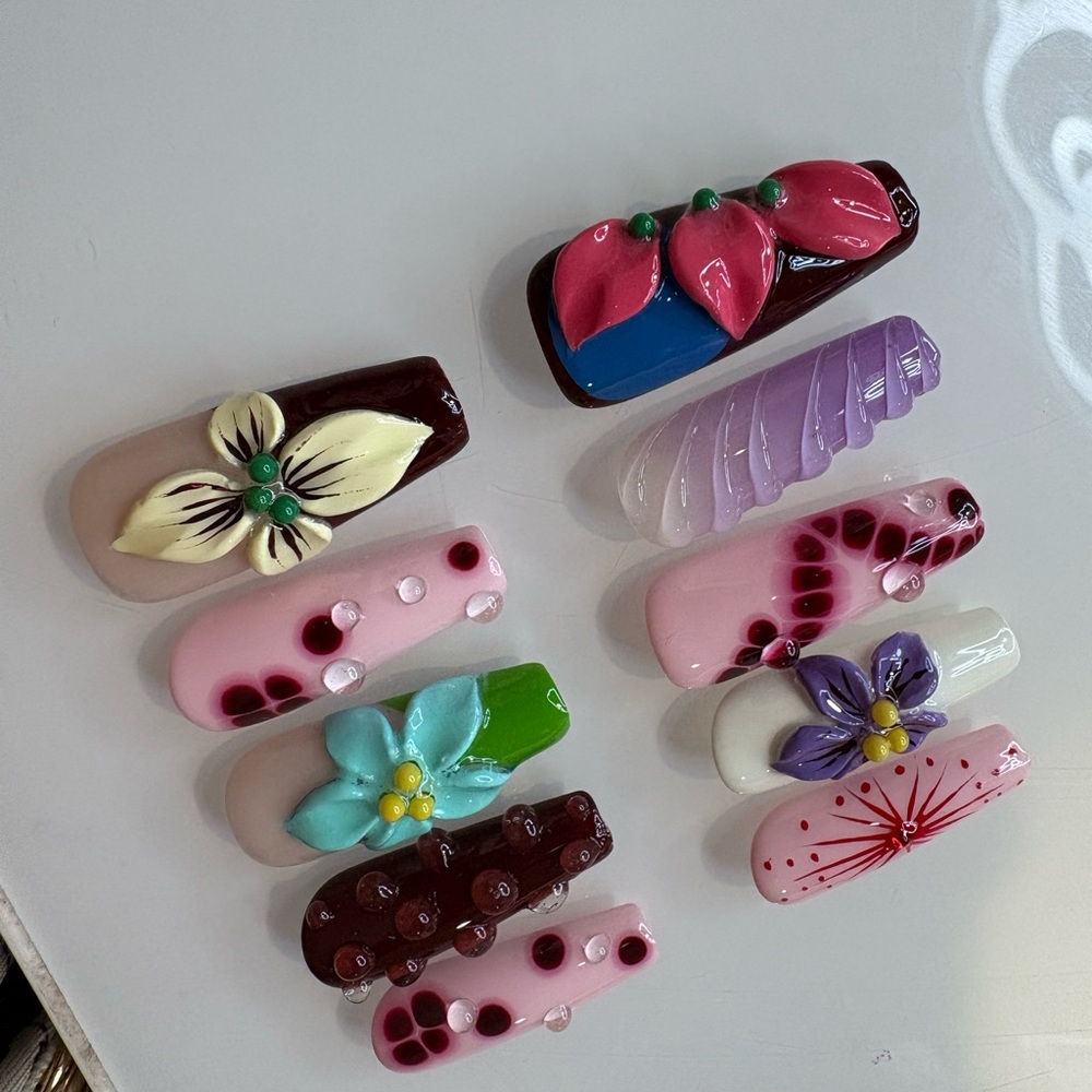 SIZE LARGE PRESS ON NAILS